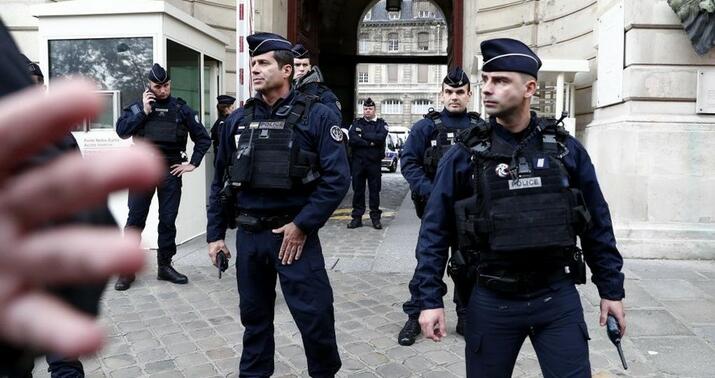 Fransada məhkəmə binasında atışma -