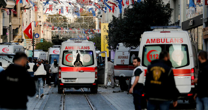 Silahlı şəxs məscidin yaxınlığında insanlara hücum etdi