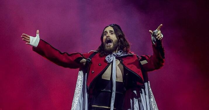 Məşhur müğəninin milyonlarla borcu var