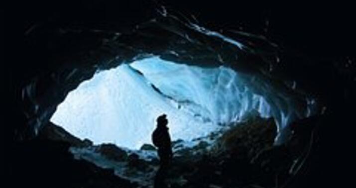 Mağarada gəzən turistlərin üzərinə buz düşdü