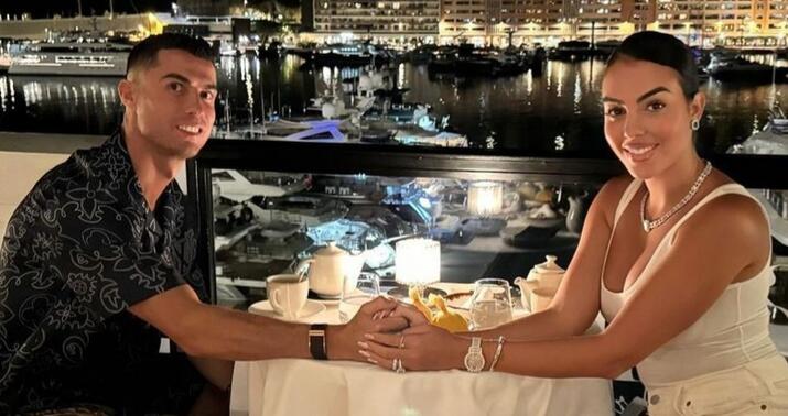 Ronaldo ailəsiylə Monakoda... -