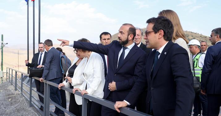 Fransanın baş diplomatı Vedibasarda -