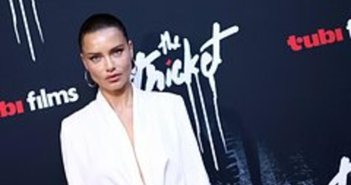 Adriana Lima yenidən podiuma qayıdır