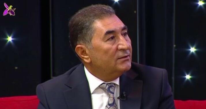 "İndi hər şeydən əlini üzən müğənni olur" -