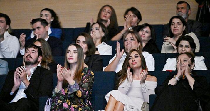 Heydər Əliyev və xanımı film təqdimatında -