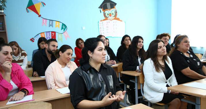 Valideyn məktəbə gəlib övladının dərsində otura bilərmi? -