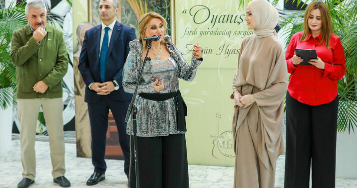 Mələkxanım Əyyubova mənəvi qızının sərgisində... -