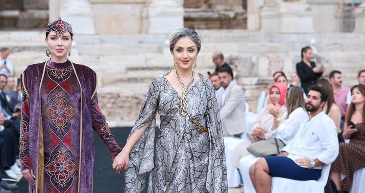 Gülnarə Xəlilovanın kolleksiyası Efes şəhərində -