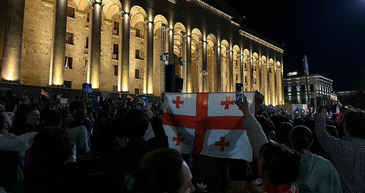 Xüsusi təyinatlılar parlament binasına gətirildi -