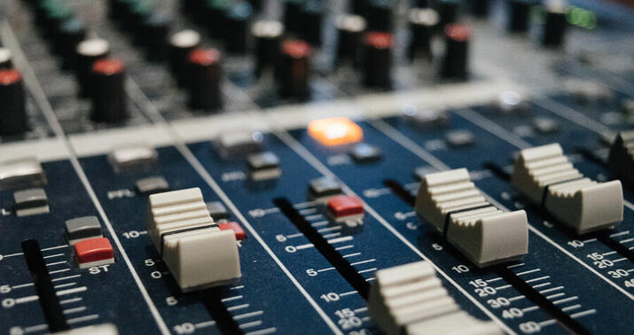 Əfqanıstanda musiqi yayımı edən radiostansiya bağlandı