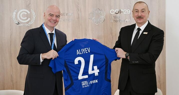 FIFA prezidenti Əliyevə üzərində "İlham Aliyev" yazılmış xüsusi top təqdim etdi