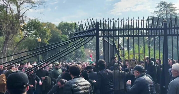 Etirazçılar prezidentə bir saat vaxt verdi