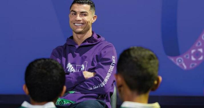 Ronaldo yeniyetmələrlə görüşdü - Foto