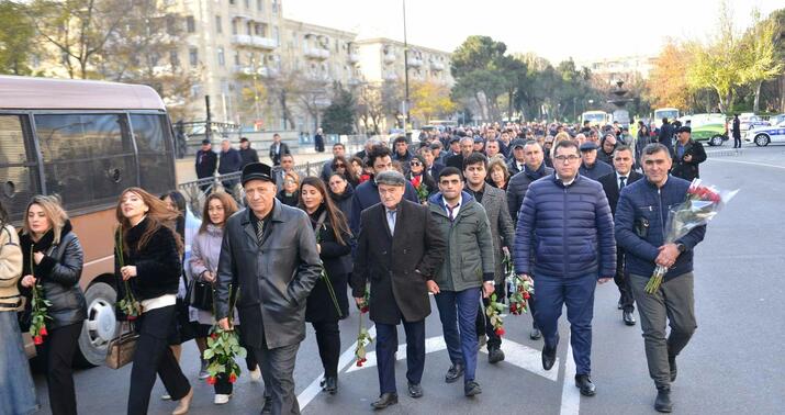 Azərbaycan xalqı Ümummilli Liderin məzarını ziyarət edir