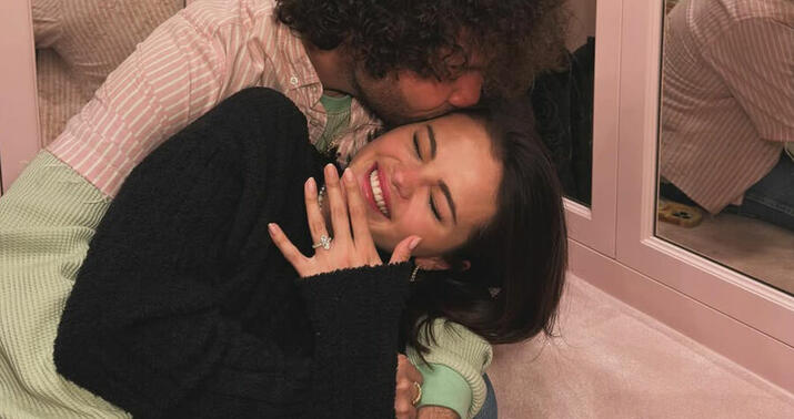 Selena Qomez Castin Biberə görə nişanını təxirə saldı