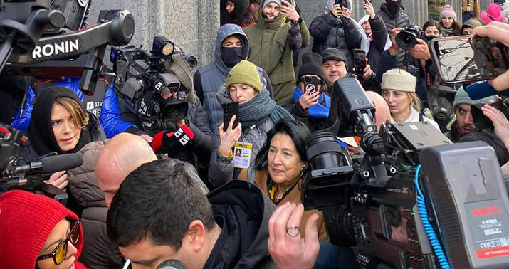 Gürcüstanda seçkilər: Prezident etirazçılara dəstək verdi