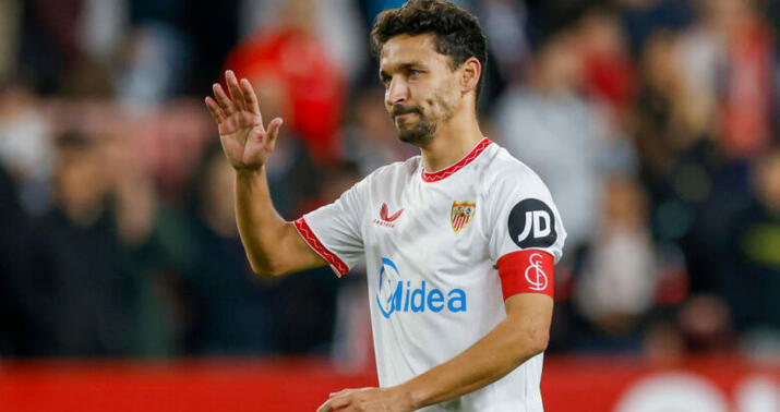 Məşhur futbolçu karyerasını bitirdi