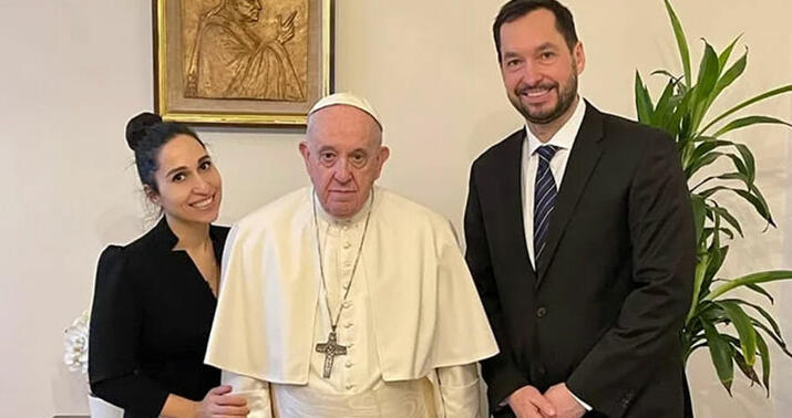 Roma Papası müğənniyə zadəgan titulu verdi