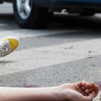 Mingəçevirdə maşın yolu keçmək istəyən piyadaları vurdu