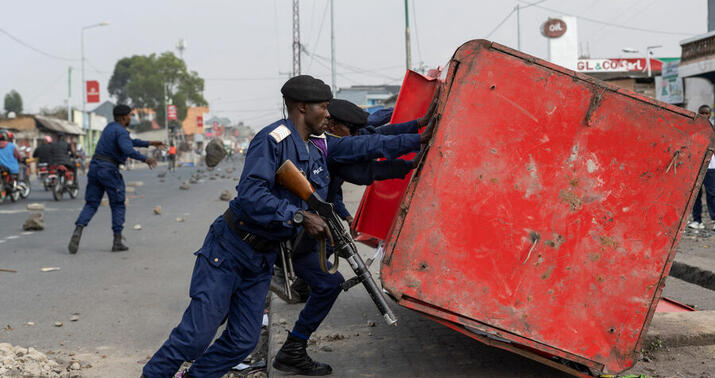 Konqoda etirazçılar Hollandiya səfirliyinə hücum etdi