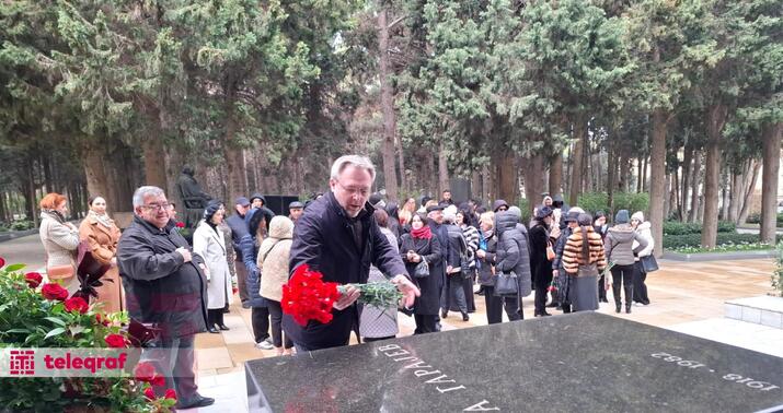 Qara Qarayevin doğum günündə məzarı ziyarət olundu -