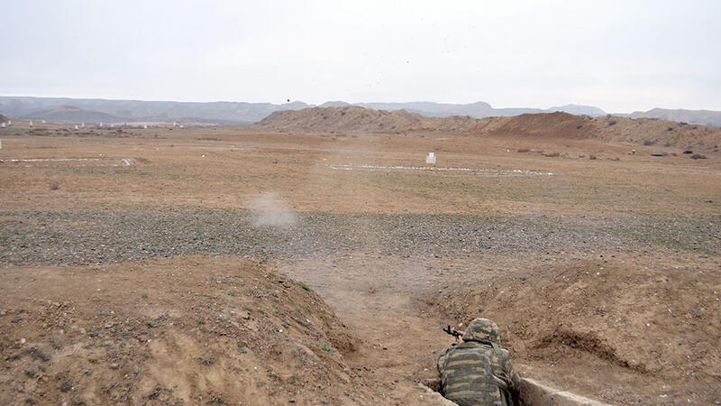 Hərbi vəzifəlilərlə keçirilən təlim toplanışı davam edir