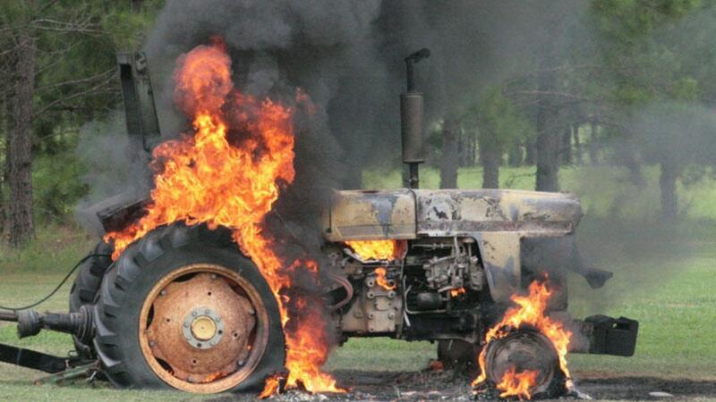 Ağsuda traktor yandı