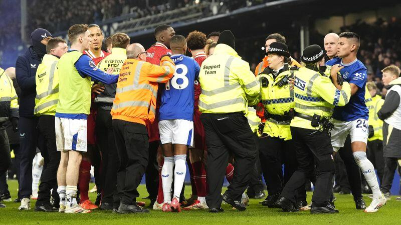 Liverpul derbisi: Son dəqiqə qolundan sonra futbolçular arasında dava olub