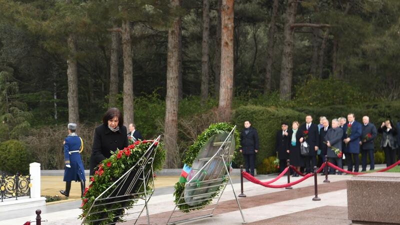 Natalya Koçanova Fəxri xiyabanda Heydər Əliyevin məzarını ziyarət etdi