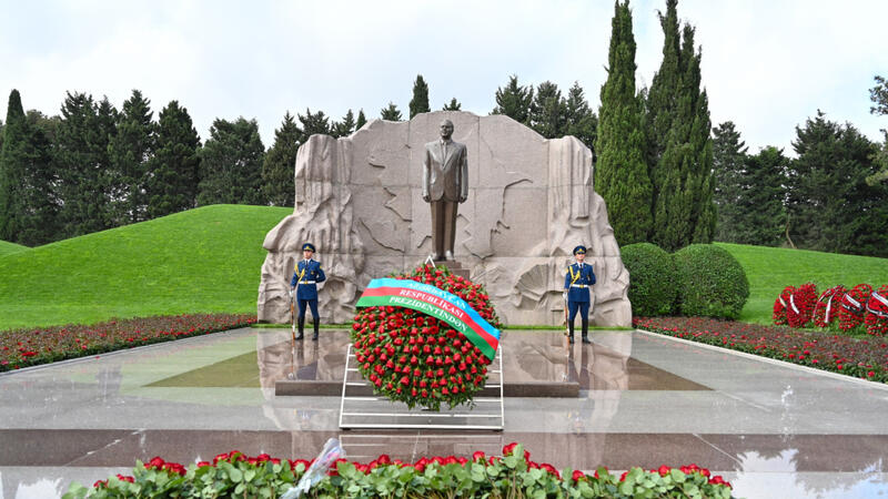 Cevdet Yılmaz Ümummilli Liderin məzarını ziyarət edib