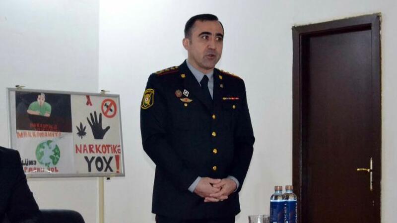 Polis polkovniki məktəblilərin suallarını cavablandırdı -