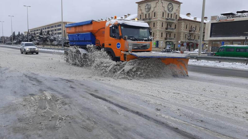 Bakıda küçələr qardan təmizlənir