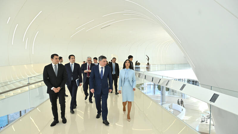 Qazaxıstanın Baş naziri Heydər Əliyev Mərkəzində oldu -