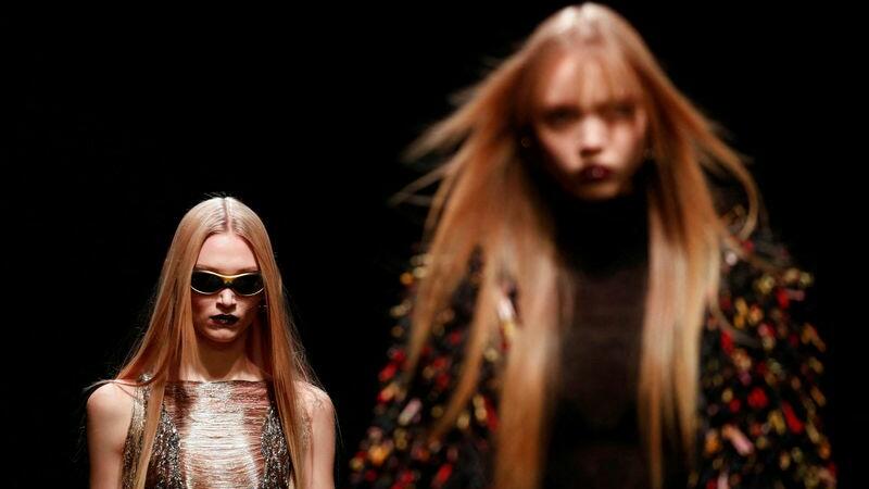 “Prada” “Versace”ni alır