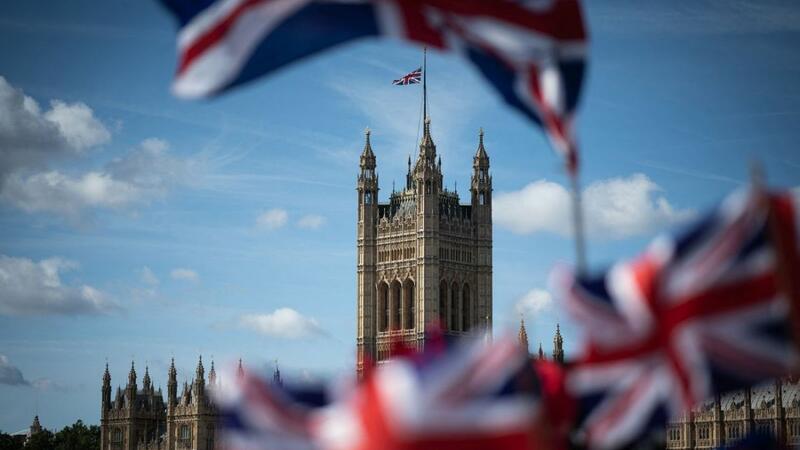 Böyük Britaniya Suriyanın qurumlarını sanksiyalardan azad etdi