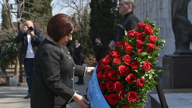 Milli Məclisin sədri Tbilisidə Ulu Öndərin abidəsini ziyarət etdi