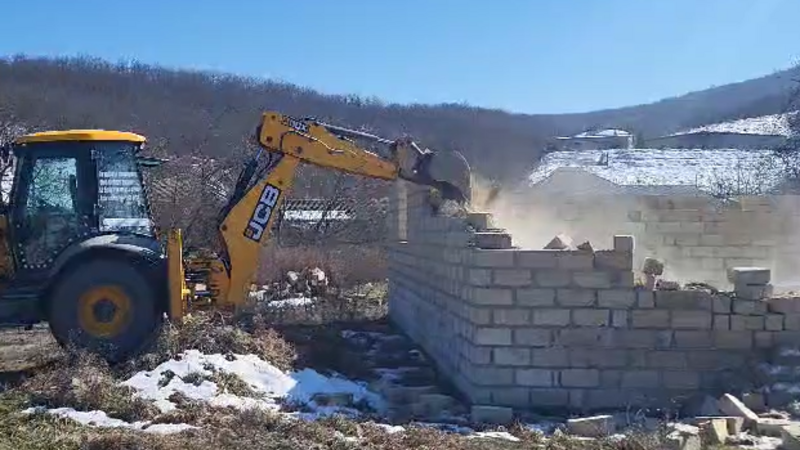 Qubada qanunsuz tikili söküldü -