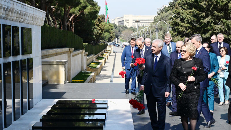 Rusiya Federal Məclisi Federasiya Şurasının sədri Şəhidlər xiyabanını ziyarət etdi