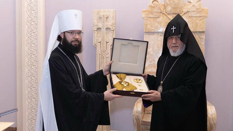 Rusiyanın patriarxı Ermənistanın katolikosunu təltif etdi