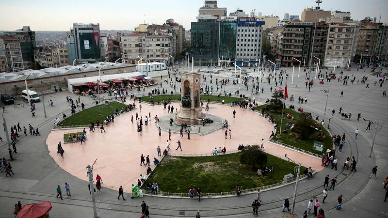 İmamoğlunun saxlanılmasından sonra Taksim meydanı bağlandı