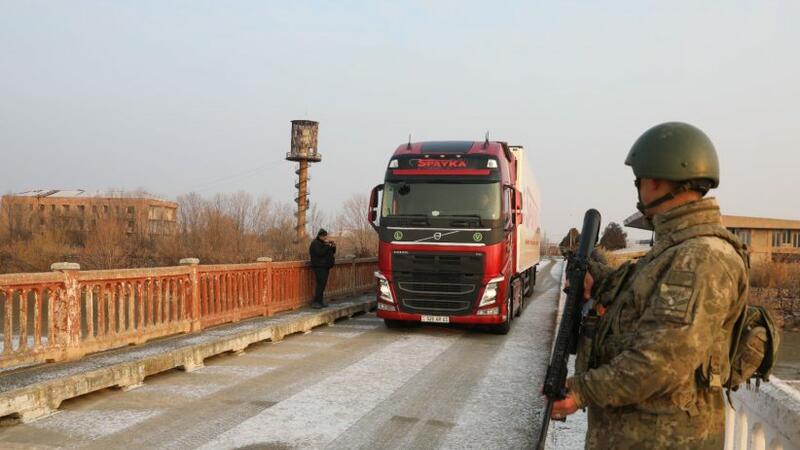 Türkiyə polisi Ermənistanın yük maşınlarını müşayiət etdi