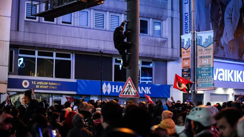 Ankarada icazəsiz aksiyada iki polis xəsarət aldı