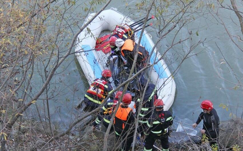Gürcüstanda çaydan turistin meyiti tapıldı