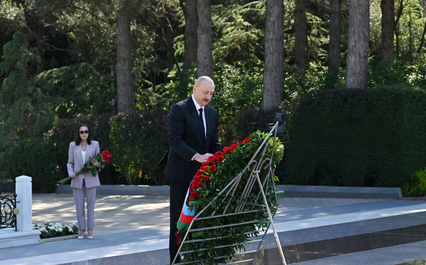 Prezident İlham Əliyev və xanımı Ulu Öndər Heydər Əliyevin məzarını ziyarət ediblər -