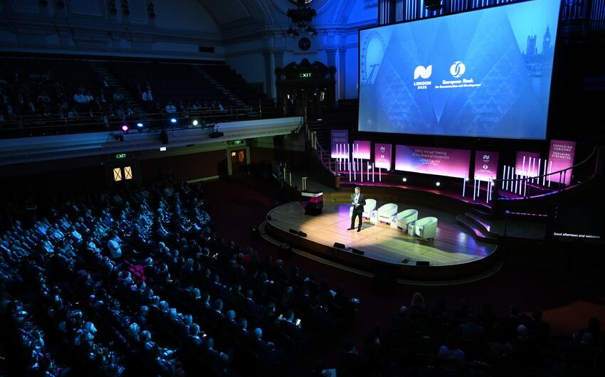 İqtisadiyyat naziri AYİB-in Müdirlər Şurasının açılış sessiyasında iştirak etdi