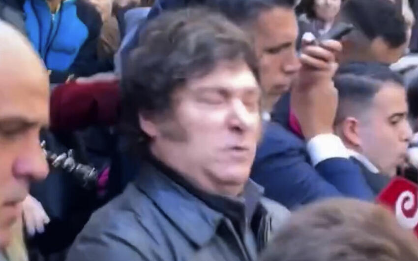 Jurnalist Argentina prezidentini mikrofonla vurdu -
