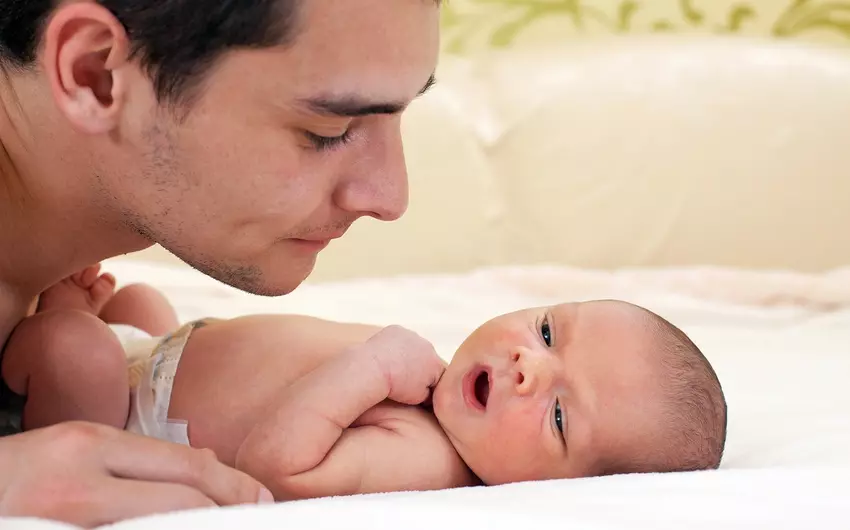 Azərbaycanda atalara ödənişli məzuniyyətin verilməsi təklif olunur