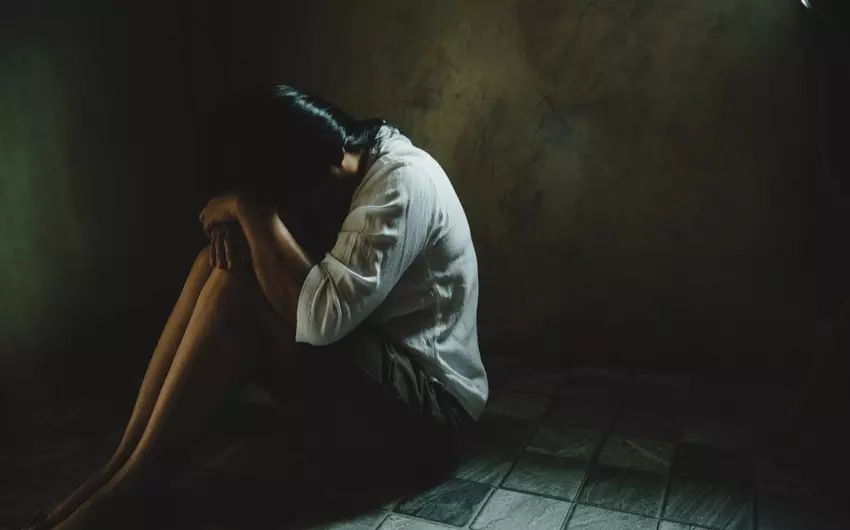 Şabranda dəfələrlə məhkum olunan kişi arvadını sifətindən vurdu –