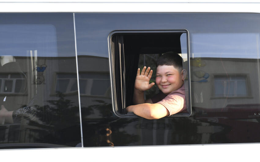 Köç karvanı Kəngərli kəndinə çatdı, evlərin açarları təqdim edildi -