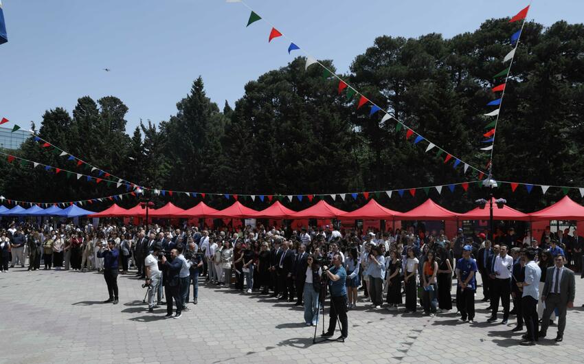 Musiqi sədaları altında iş axtaran gənc: Tarix müəllimiyəm, bəs mən nə edim? -